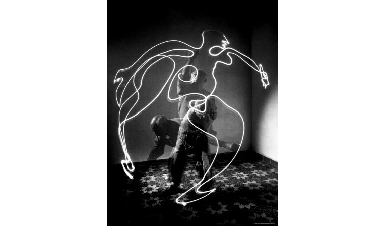Pablo Picasso masters light graphic. Gjon Mili, 1949
